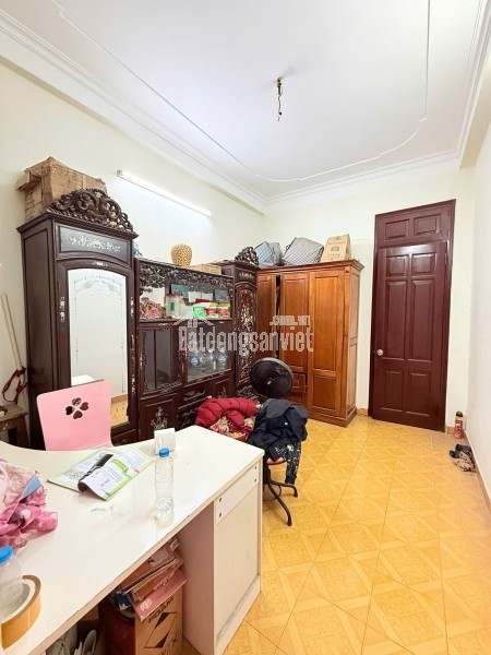 Bán Nhá Ngõ Văn Hương 38m2. 5 tầng. mặt tiền 3.2m. giá 8.5 Tỷ Đống Đa Hà Nội