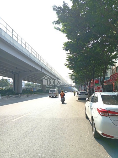 SIÊU PHẨM PHẠM VĂN ĐỒNG – BÁN ĐẤT TẶNG NHÀ, Ô TÔ ĐỖ CỬA– NGÕ THÔNG KINH DOANH – 33M2, 7.7 TỶ