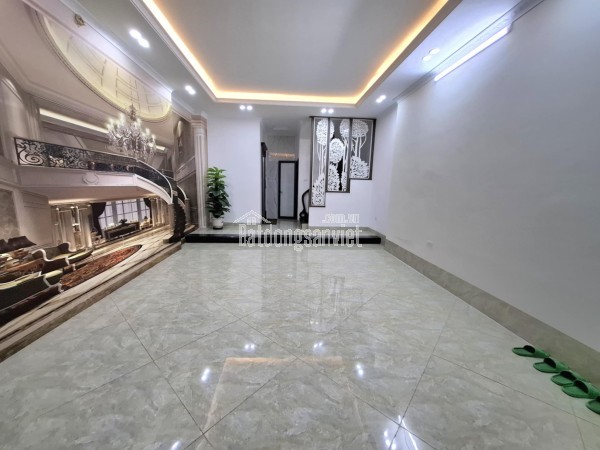 Vương Thừa Vũ 45m 6 tầng thang máy, đẳng cấp ô tô vào nhà, nội thất xin