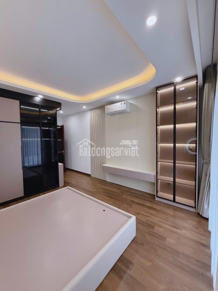 TRUNG TÂM BỒ ĐỀ 45M2, 7 TẦNG THANG MÁY, Ô TÔ TRÁNH, GARA 7 CHỖ - NHỈNH 14 TỶ