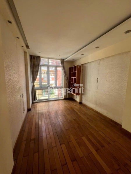 Nhà Lạc Long Quân 31m, 5 tầng, full đồ, oto qua nhà!