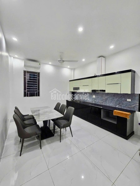 Bán nhà Cổ Linh 40m 6 tầng thang máy MT4.5m ô tô hơn 11 tỷ