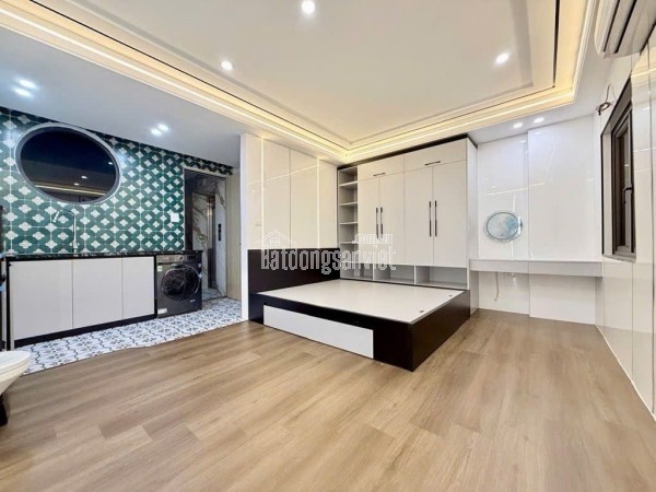 Bán Nhà Võ Chí Công 50m, 4tầng, ô chờ thang máy! 30m ra oto tránh!