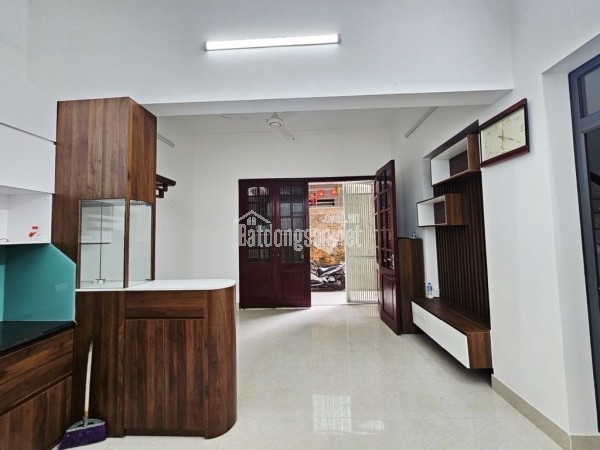 bán nhà cầu giấy 50m x4 tầng 12,3 tỷ,ngõ thông,lô góc,dân xây.full nội thất,gần ô tô