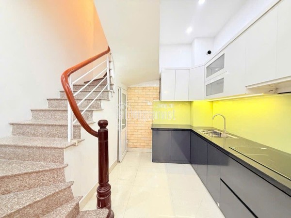 Nhà Lạc Long Quân 32m, 5 tầng, full đồ, nở hậu, 30m ra oto tránh!