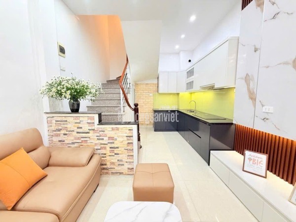 Nhà Lạc Long Quân 32m, 5 tầng, full đồ, nở hậu, 30m ra oto tránh!