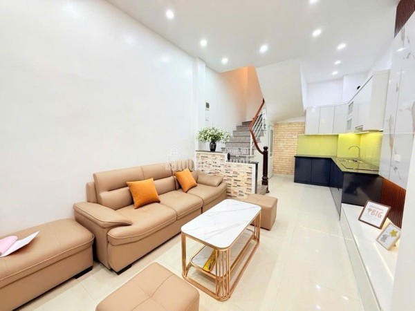 Nhà Lạc Long Quân 32m, 5 tầng, full đồ, nở hậu, 30m ra oto tránh!