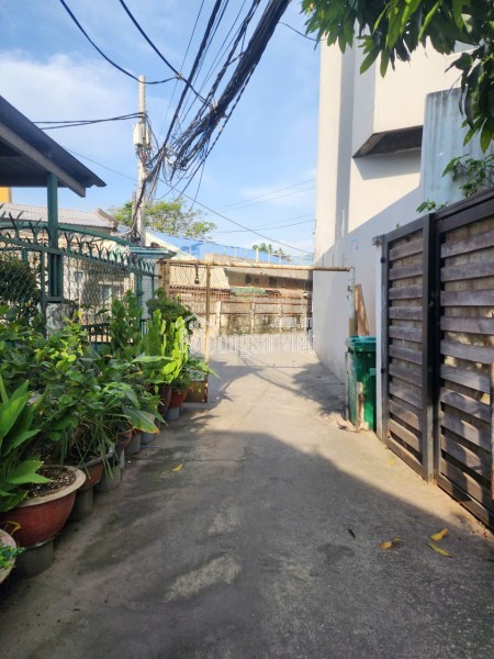 Cần bán nhà phố quận 7 sổ riêng giá thấp