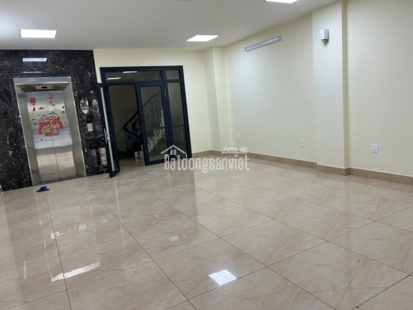 18.12.25.1 Cho thuê 6 tầng mặt phố gần CV Cầu Giấy, có thể làm văn phòng, kinh doanh, xuất khẩu