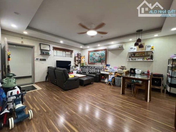 Chính chủ bán nhà Phân lô Nguyên Hồng.DT 40m x 6 tầng. MT 4m. Giá 20 tỷ. LH: 0964769634