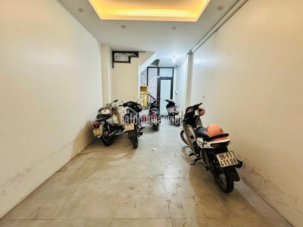 CỰC HIẾM! NHÀ DÂN XÂY THANG MÁY ĐỨC DIỄN- MT 5M - 20M RA Ô TÔ TRÁNH - CHỈ 8.7 TỶ