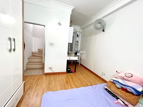 Chủ nhà  cho thuê nguyên căn mới 18m x 4 tầng, phố Hoàng Hoa Thám full nội thất