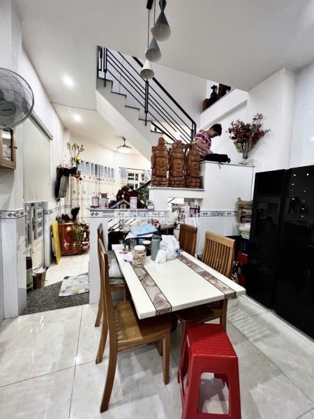 Bán Nhà 2 Tầng Tân Thới Nhất -DTSD: 91m2 - Đường 8m - Chỉ 4,9 tỷ..