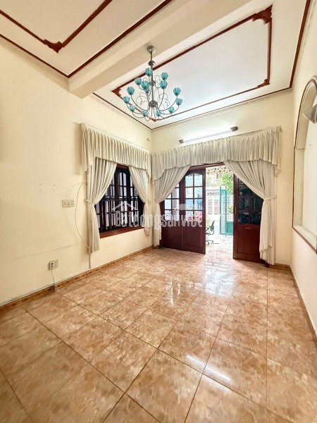 bán Nhà đường Ngô Đức Kế - khu bàn cờ Diện tích : 35,7m2 Gia 9.3 tỷ co thương lượng mọi thông tin