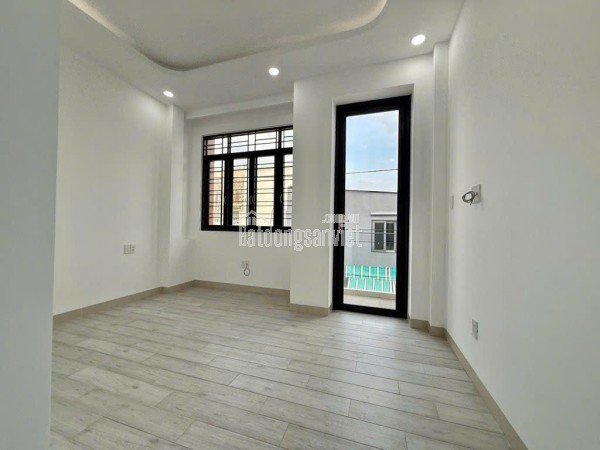 NHÀ ĐẸP HIẾM VÀO Ở NGAY SÁT PHẠM VĂN ĐỒNG HIỆP BÌNH CHÁNH CÁCH 20m  RA HXH.