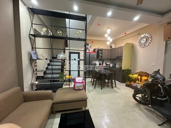 BÁN NHÀ BÁT KHỐI LONG BIÊN DT 35M2 Ô TÔ GẦN VÀI PHÚT SANG PHỐ TIỆN ÍCH