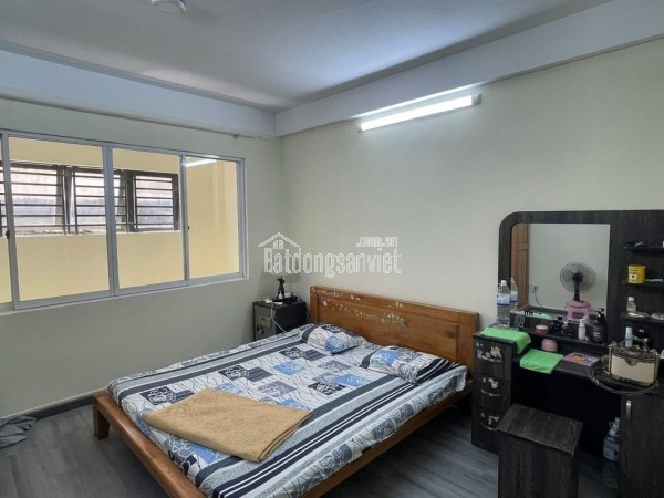 NHÀ ĐÚC BTCT, VỊ TRÍ ĐẸP TRUNG TÂM QUẬN ĐI LẠI THUẬN TIỆN.