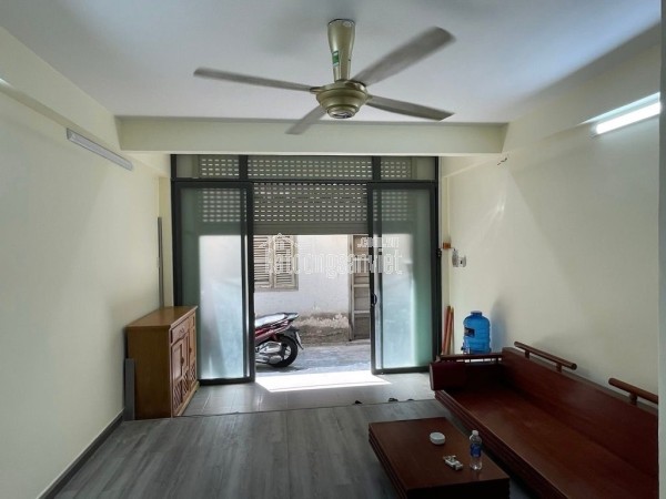 NHÀ ĐÚC BTCT, VỊ TRÍ ĐẸP TRUNG TÂM QUẬN ĐI LẠI THUẬN TIỆN.