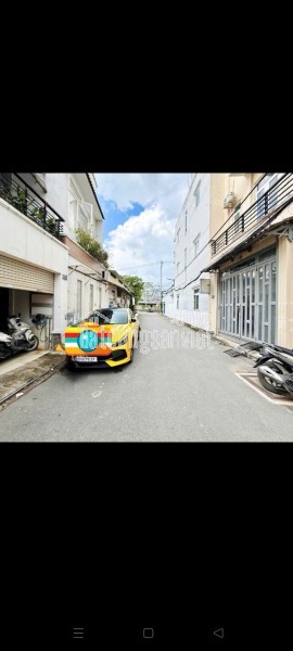 Bán căn nhà mặt tiền hẻm Thạnh Xuân 33 Quận 12 
DT 5,5 x 9,5m 1 trệt 3 lầu , 4 pn , 
sân Thượng