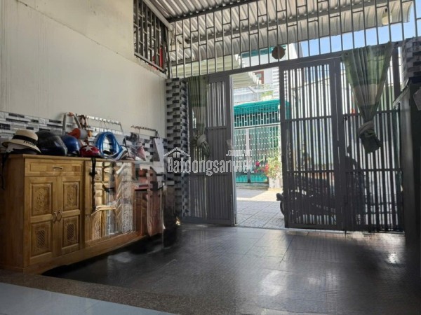 Bán nhà 3 tầng đường Lê Thị Hoa, Bình Chiểu, Thủ Đức. DT 71m2, sổ hồng, giá 5,8 tỷ. Liên hệ: