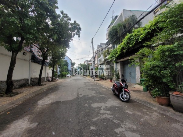 Bán nhà 3 tầng đường Lê Thị Hoa, Bình Chiểu, Thủ Đức. DT 71m2, sổ hồng, giá 5,8 tỷ. Liên hệ: