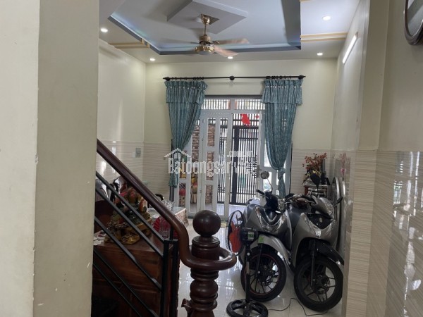 Bán nhà 3 tầng đường Lê Thị Hoa, Bình Chiểu, Thủ Đức. DT 71m2, sổ hồng, giá 5,8 tỷ. Liên hệ: