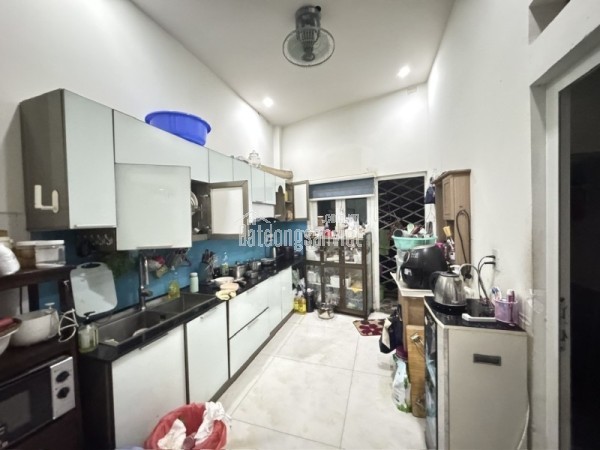 Bán nhà mặt phố Hiệp Phú, Q.9, TP HCM. DT  98m2, một trệt giá 6.9 tỷ, sổ hồng đầy đủ. Liên hệ