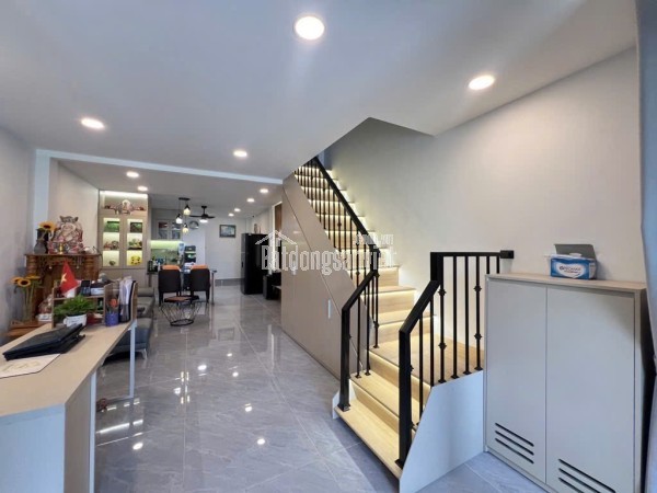 NHÀ 3 LẦU - Ô TÔ ĐÕ CỬA - NGAY KHA VẠN CÂN - F LIINH TRUNG