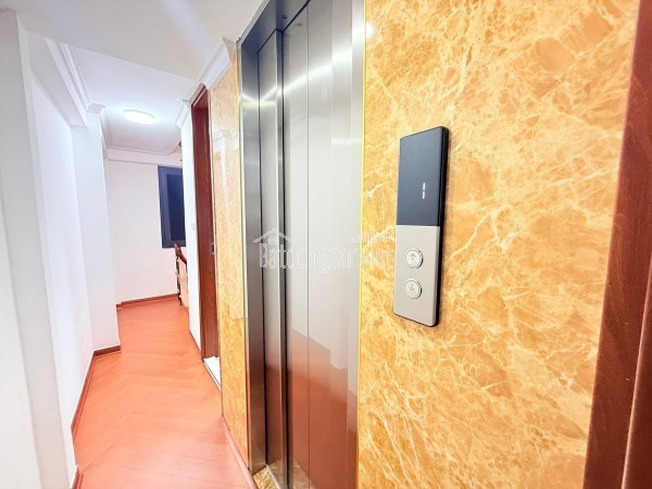 Bán nhà đẹp phốLạc Long Quân 36m2 5 tầng thang máy nhỉnh 9.tỷ Tây Hồ