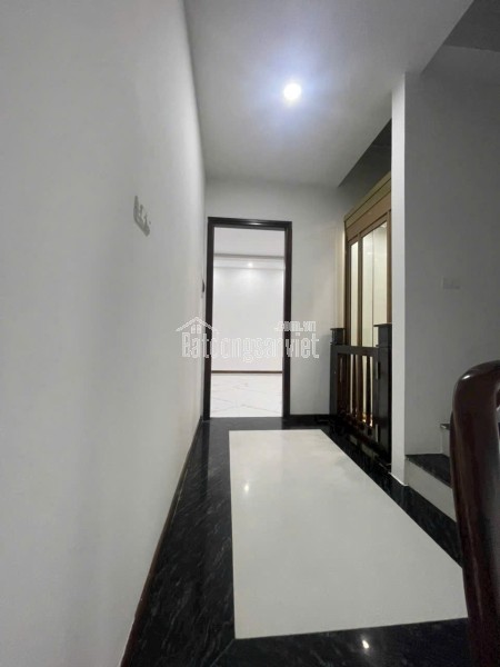 Bán nhà Lò Đúc, hướng Nam, 11-12  tỉ, 5 tầng thang máy