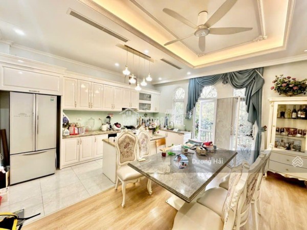 Bán nhà mặt phố thuộc KĐT Dịch Vọng - gần công viên Cầu Giấy - 190m2*MT 14m - KDVP ở đẳng cấp