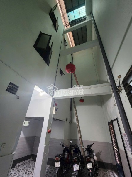 CHDV 132m2 ngang 8,5 dài 17m. Đường Tám danh HXH q8 giáp Q5.