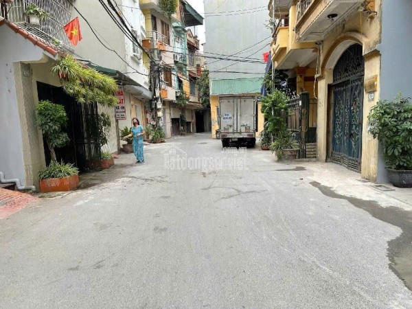 KHU VIP THÁI HÀ HOÀNG CẦU PHÂN LÔ, Ô TÔ, VỈA HÈ KINH DOANH SẦM UẤT GIÁ 31 TỶ.