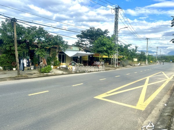 800 triệu - nhà giấy tờ 3 lá - mặt tiền đường 10,5m xã Bà Nà