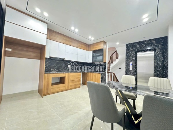 CHỈ HƠN 10 TỶ NHÀ ĐẸP CHỦ CẦN BÁN GẤP.

 6 tầng thang máy – diện tích sử dụng rộng rãi 40m.