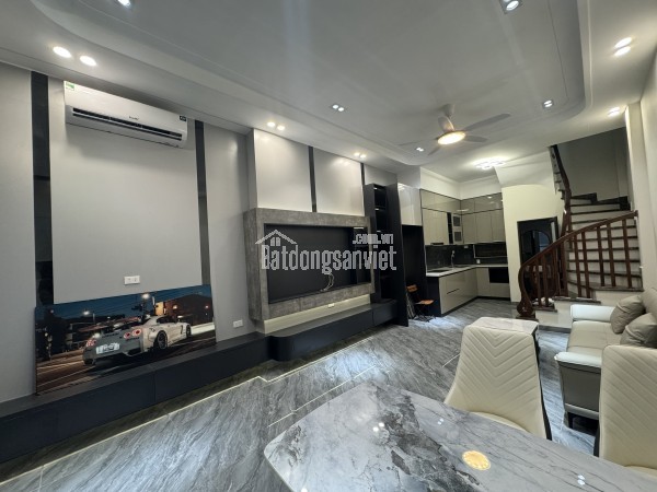 CẦN BÁN NHÀ ĐẸP ĐẦU PHỐ NGUYỄN VĂN CỪ  XÂY MỚI 5 TẦNG – FULL NỘI THẤT CAO CẤP