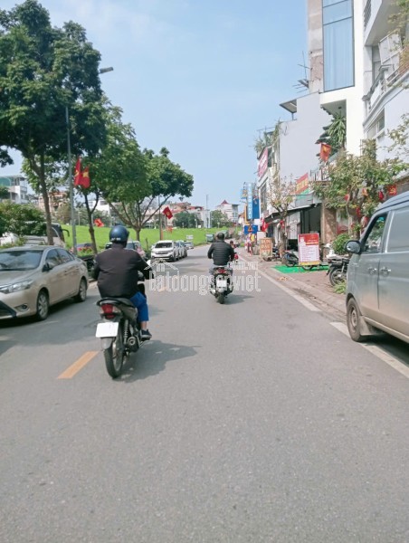 Chỉ 22 tỷ có ngay nhà Việt Hưng mặt tiền 8m, dt 61m.