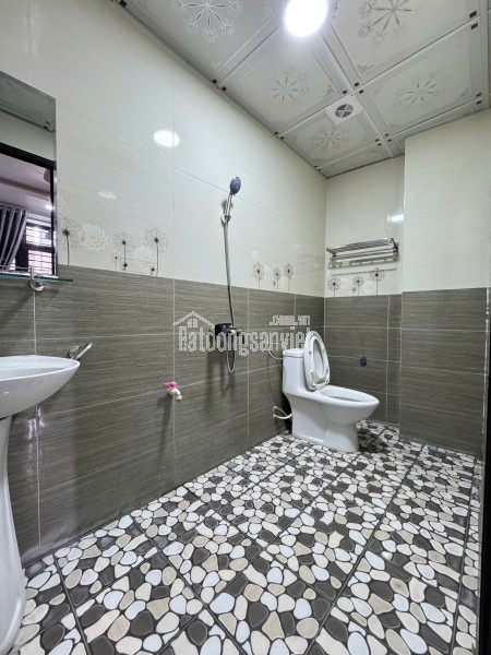 Bán nhà Quang Trung 4 tầng, 30m  ra phố Quang Trung, dòng tiền ổn định,  6,4 tỷ