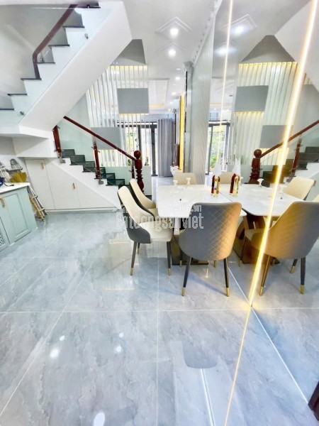 Nhà ngay chợ Phạm Hữu Lầu, 11x7m, nội thất xịn xò, chỉ hơn 6 tỷ