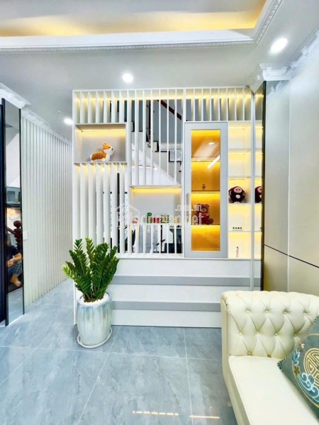 Nhà ngay chợ Phạm Hữu Lầu, 11x7m, nội thất xịn xò, chỉ hơn 6 tỷ
