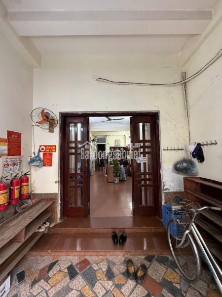 Chính chủ cho thuê nguyên căn sát góc, hướng Đông, mặt phố Bà Triệu, Q.Hai Bà Trưng, Hà Nội.