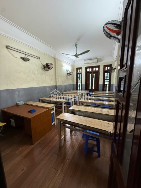 Chính chủ cho thuê nguyên căn sát góc, hướng Đông, mặt phố Bà Triệu, Q.Hai Bà Trưng, Hà Nội.