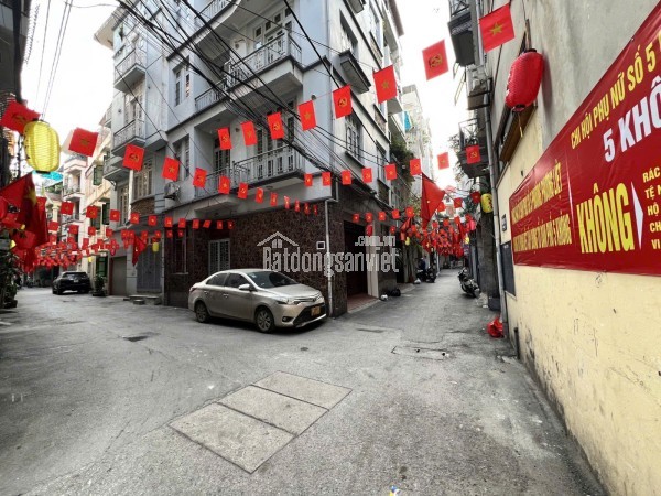 Bán nhà lô góc 2 mặt tiền, gần phố Hào Nam, Đống Đa, 30m2 5 tầng, 4,5m hơn 10 tỷ, oto đỗ cửa, đa