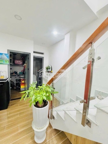 NHÀ MỚI Ở LIỀN – CÁCH Q.4 MỘT CÂY CẦU – HẺM XE HƠI