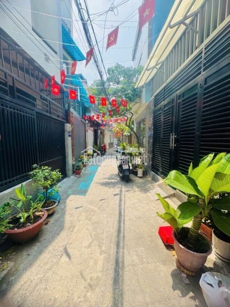 NHÀ MỚI Ở LIỀN – CÁCH Q.4 MỘT CÂY CẦU – HẺM XE HƠI