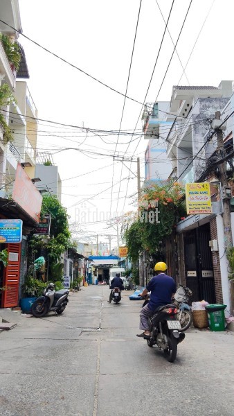 NHÀ HẺM TO NHƯ MẶT TIỀN ĐƯỜNG GÒ XOÀI,NGANG 4M DÀI 14M,HƠN 5 TỶ TL