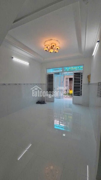 Nhà 1 trệt , 1 lầu, gồm sân để xe, phòng khách, bếp, 2 phòng ngủ, 2 toilte + ban công