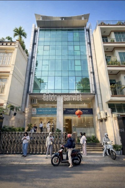 Tòa nhà ngang 10.5m gần sân bay – hơn 1.400m² sàn, phù hợp khai thác văn phòng