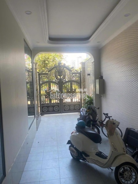 Tòa nhà ngang 10.5m gần sân bay – hơn 1.400m² sàn, phù hợp khai thác văn phòng