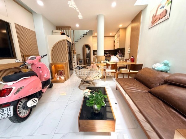 Hẻm Ô Tô - 3 Tầng đúc - Sát Mặt Tiền - Chỉ cách Quận 1 Cây cầu - 42m2 - Nhà mới vào ở ngay - P.